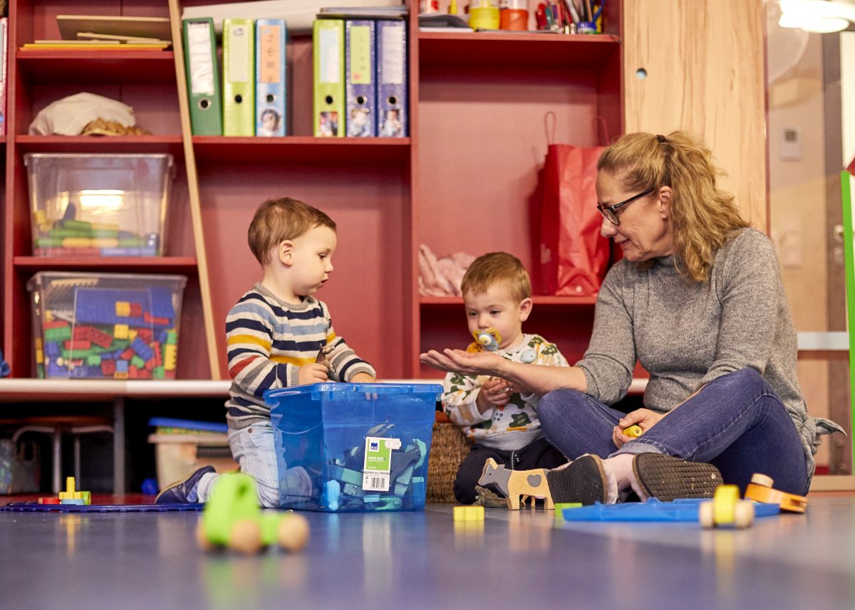 Kinder mit Erzieherin
