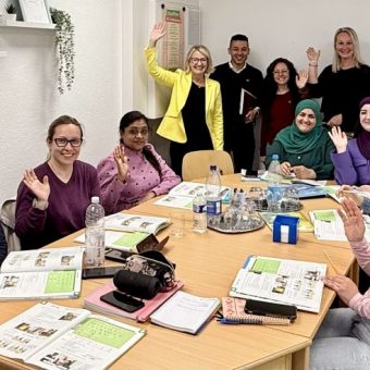 Verantwortliche mit Teilnehmerinnen